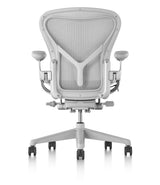 Aeron® Remastered 椅子 - 矿石色或碳灰