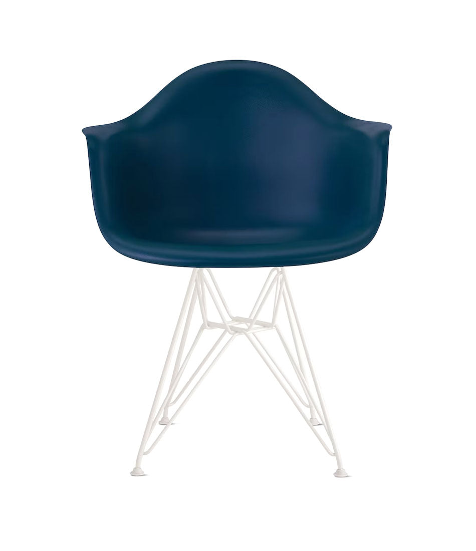 Eames® 模压塑料扶手椅，金属丝底座