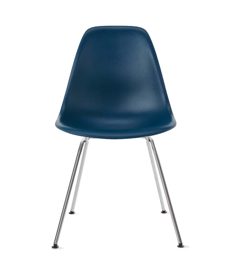 Eames® 模压塑料边椅，4 腿底座