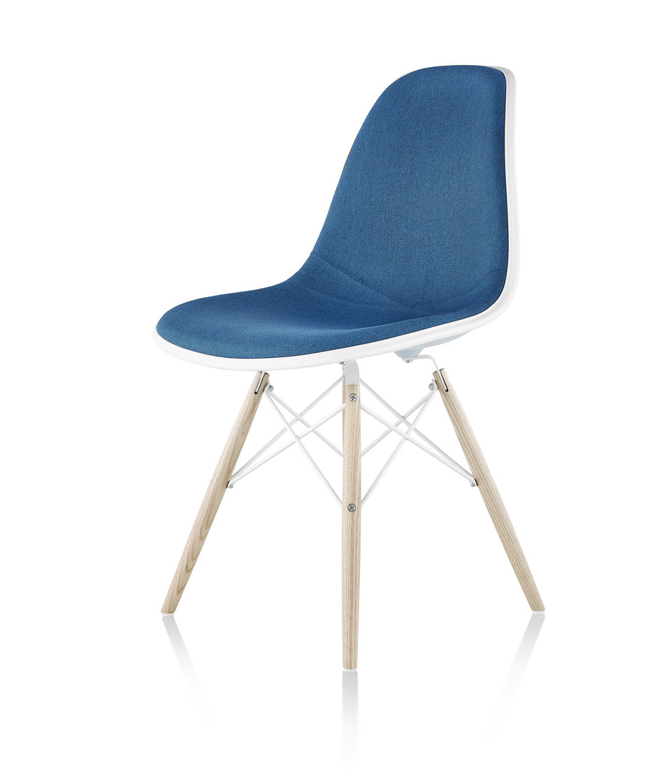 Eames® 模压塑料边椅，白蜡木销钉底座 - 软垫