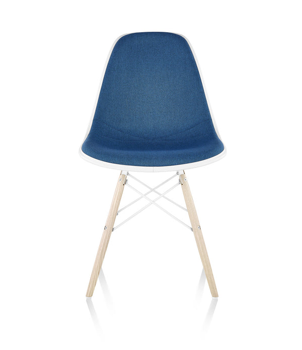 Eames® 模压塑料边椅，白蜡木销钉底座 - 软垫