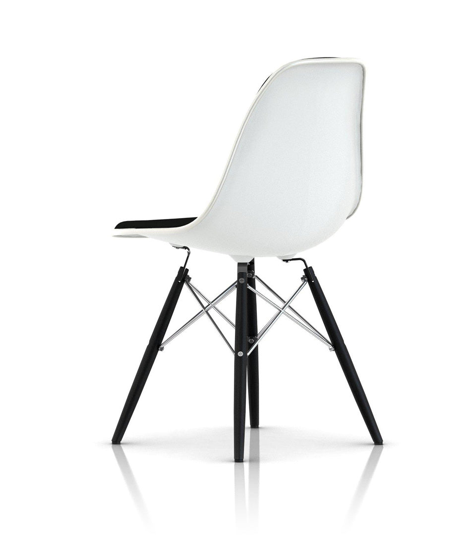 Eames® 模压塑料边椅，乌木销钉底座 - 软垫