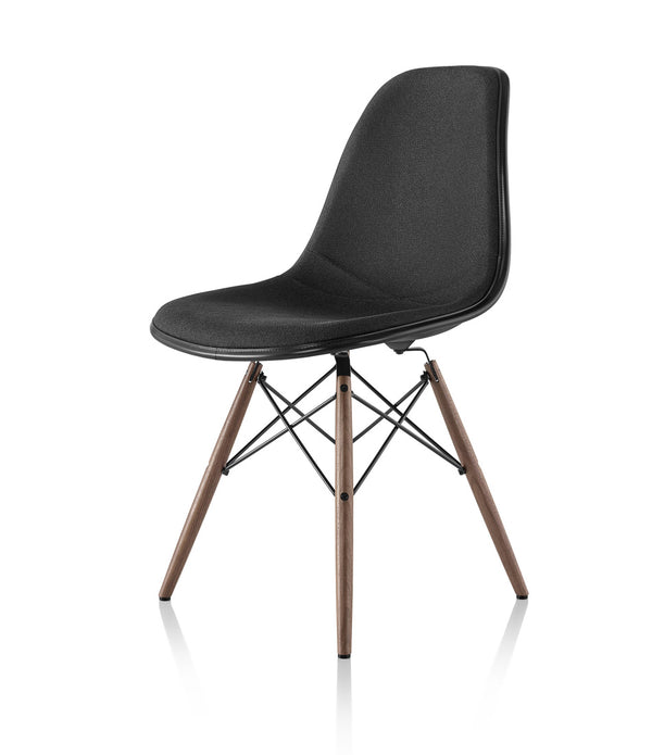 Eames® 模压塑料边椅，胡桃木销底座 - 软垫
