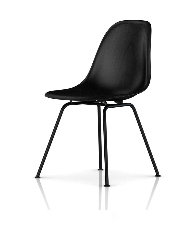 Eames® 模压木边椅，4 腿底座